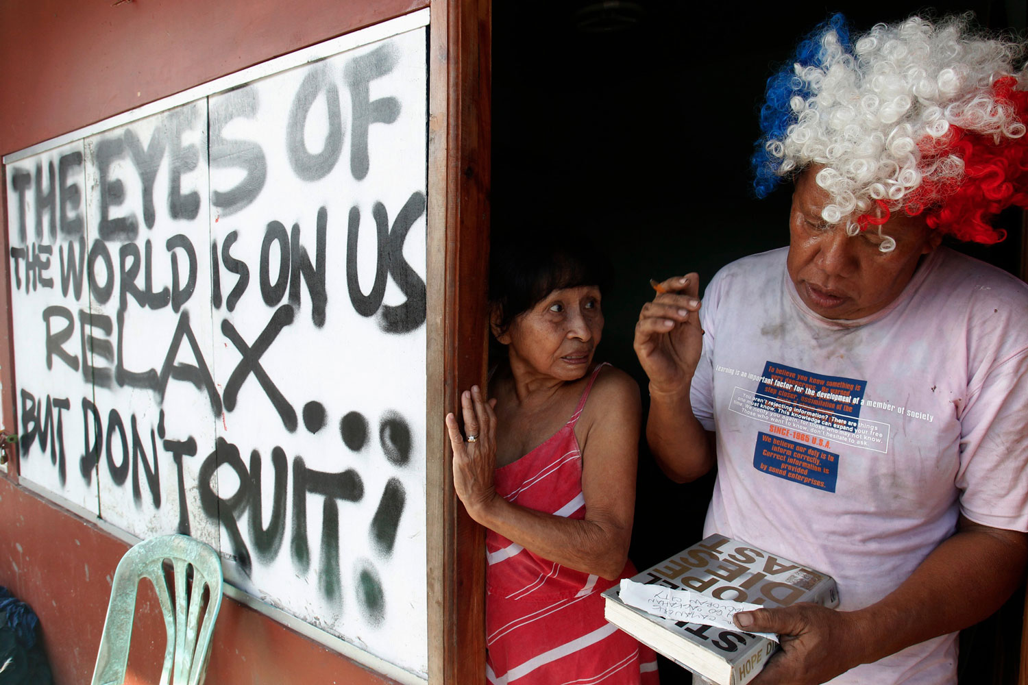 Cesar Cayanong, un ex fabricante de letreros, ha dibujado carteles con mensajes por Tacloban