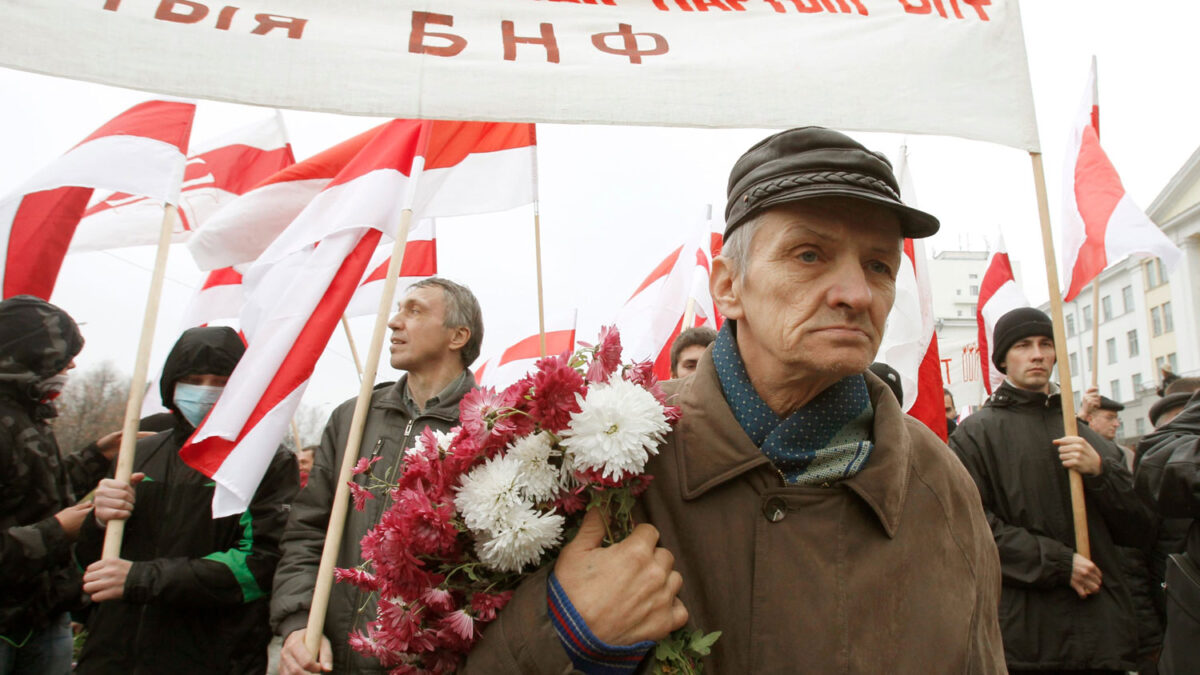 Las víctimas de la represión de Stalin salen a la calle para honrar a sus muertos en Minsk