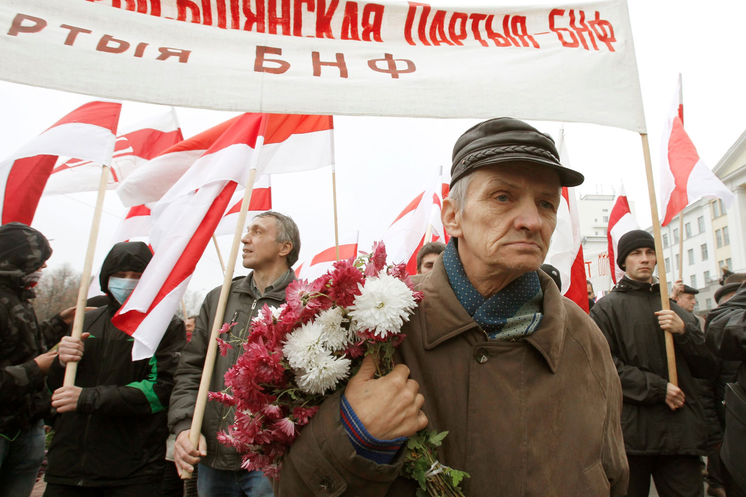 Las víctimas de la represión de Stalin salen a la calle para honrar a sus muertos en Minsk