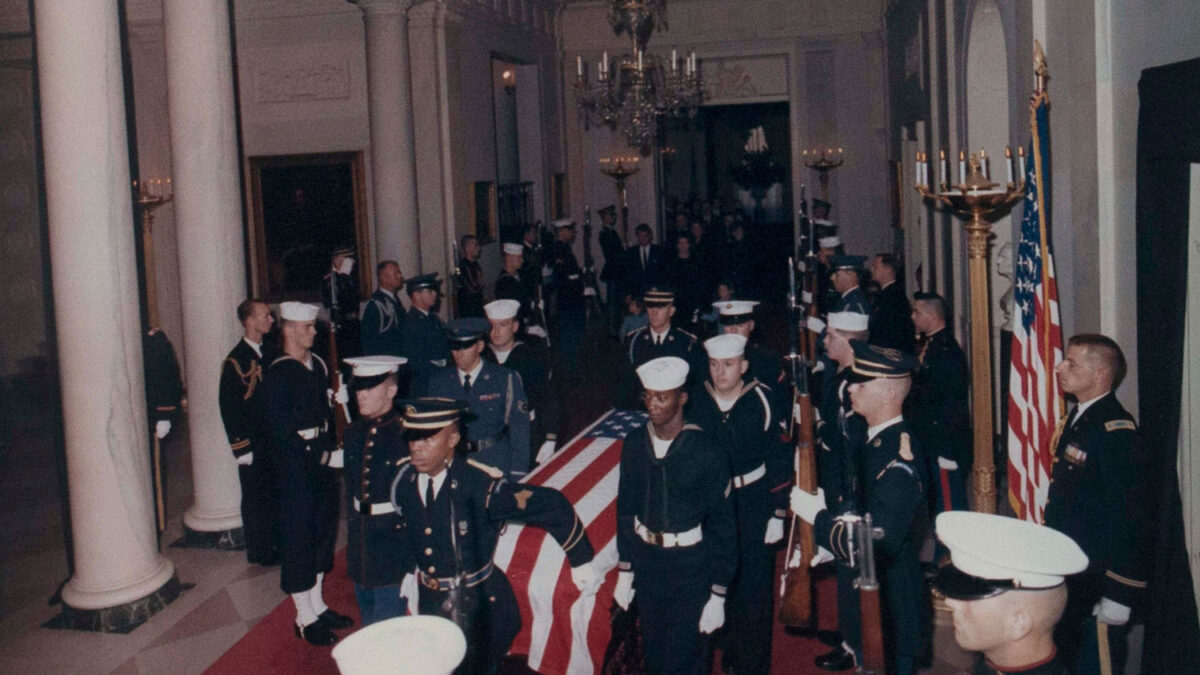 John Kennedy descansa en el Cementerio Nacional de Arlington