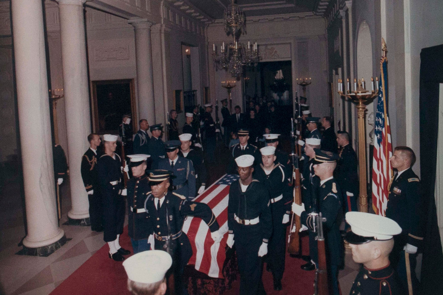John Kennedy descansa en el Cementerio Nacional de Arlington