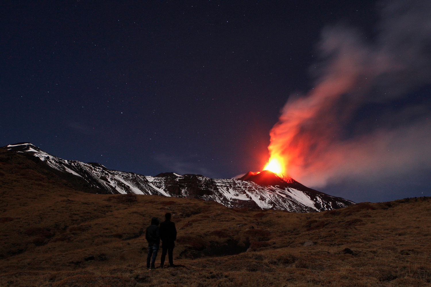 El Etna vuelve a entrar en erupción sin causar daños personales