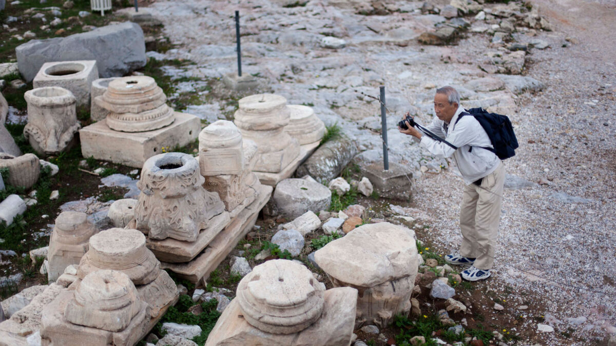 Un turista fotografía las ruinas de la Acrópolis.