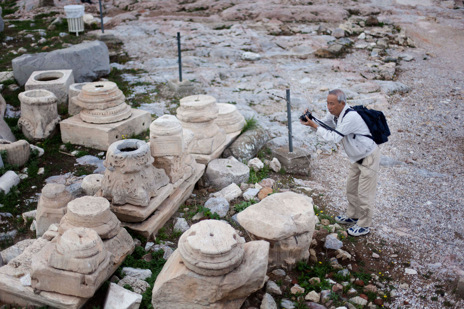 Un turista fotografía las ruinas de la Acrópolis.