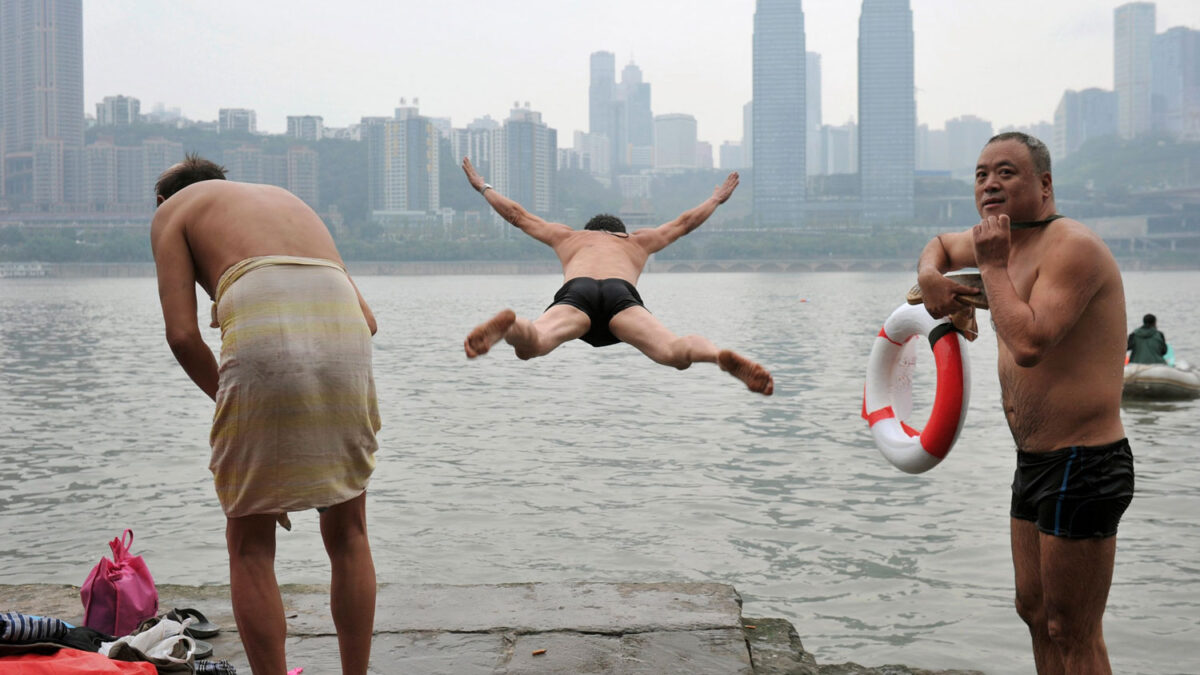 Un grupo de chinos desafía las bajas temperaturas y se lanza al río Yangtze para darse un baño