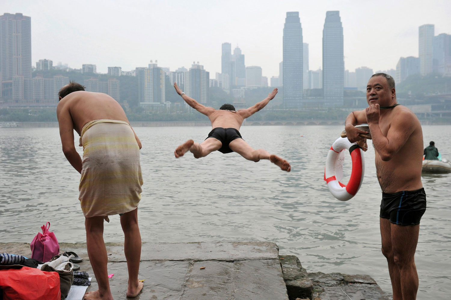 Un grupo de chinos desafía las bajas temperaturas y se lanza al río Yangtze para darse un baño