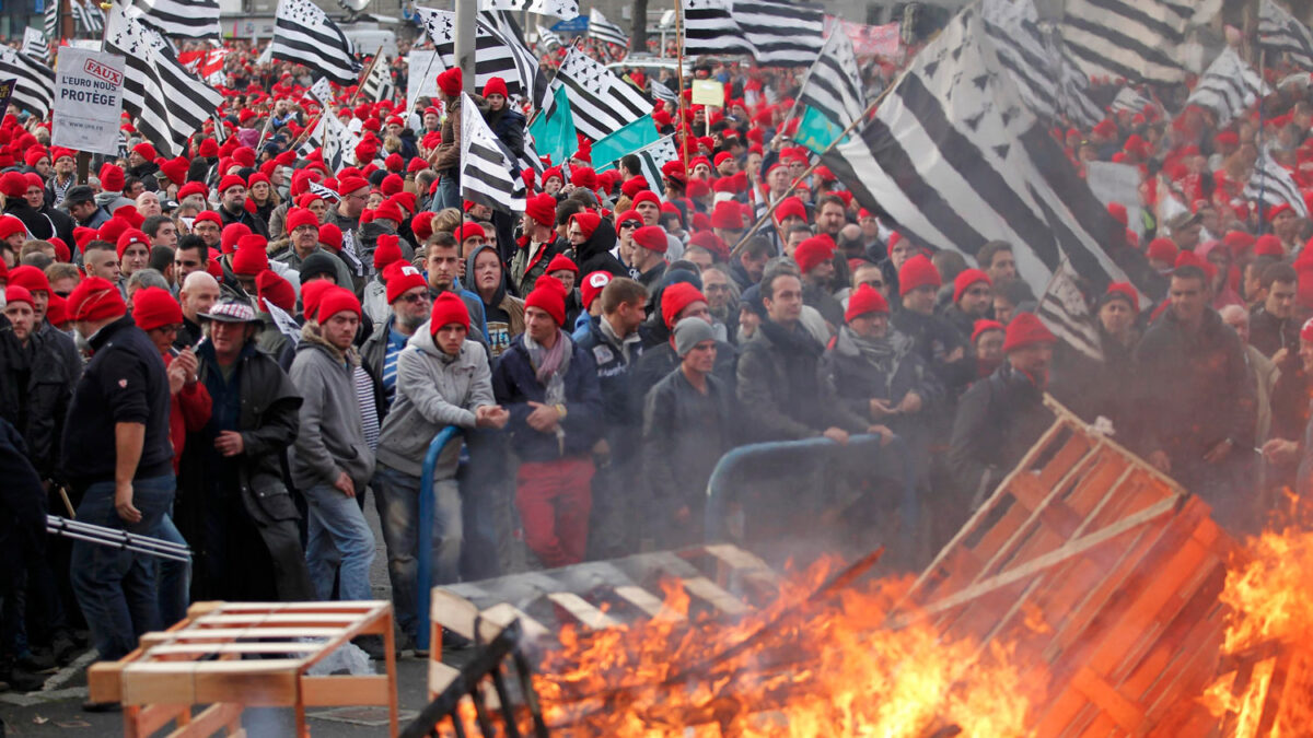 Francia aplaza la ecotasa a los caminos tras las protestas en la calle