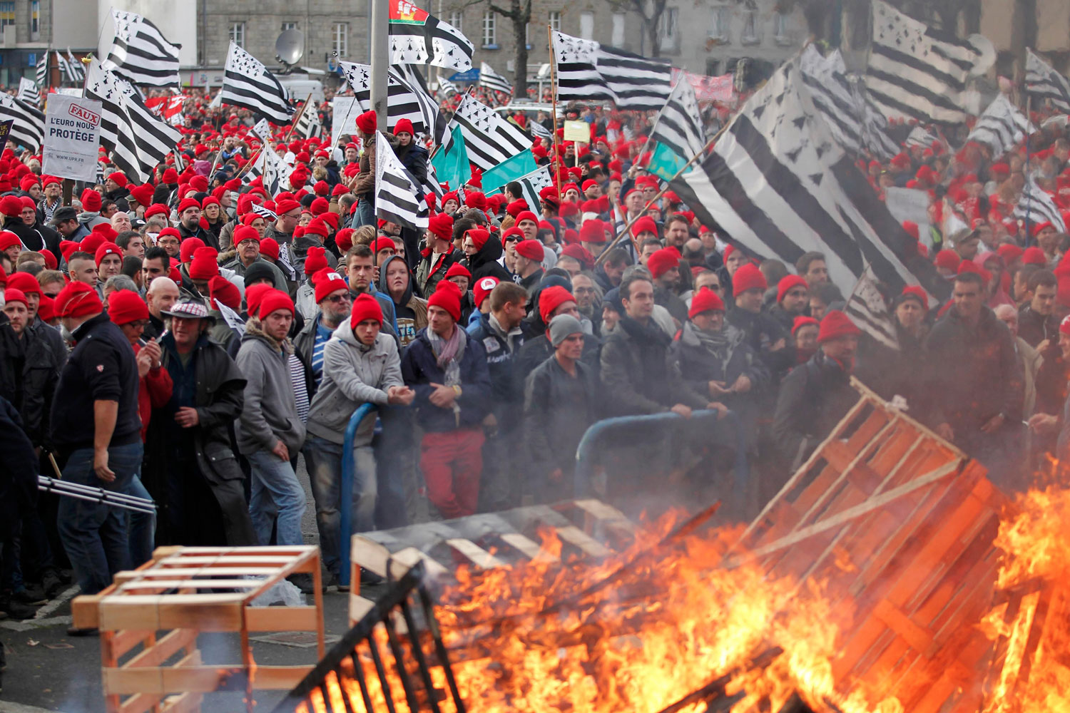 Francia aplaza la ecotasa a los caminos tras las protestas en la calle