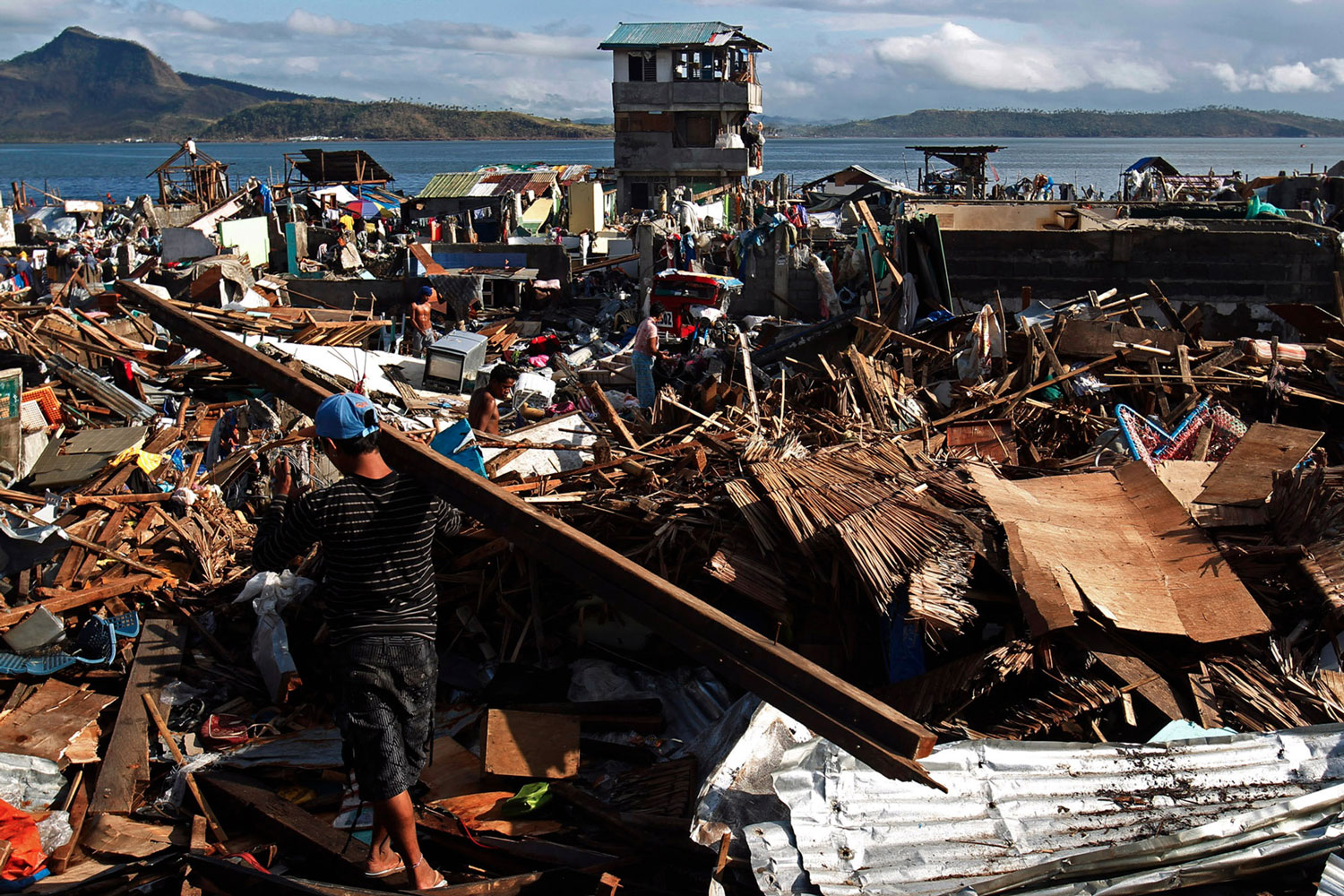 Se estima que más de dos millones de personas han perdido su hogar en filipinas
