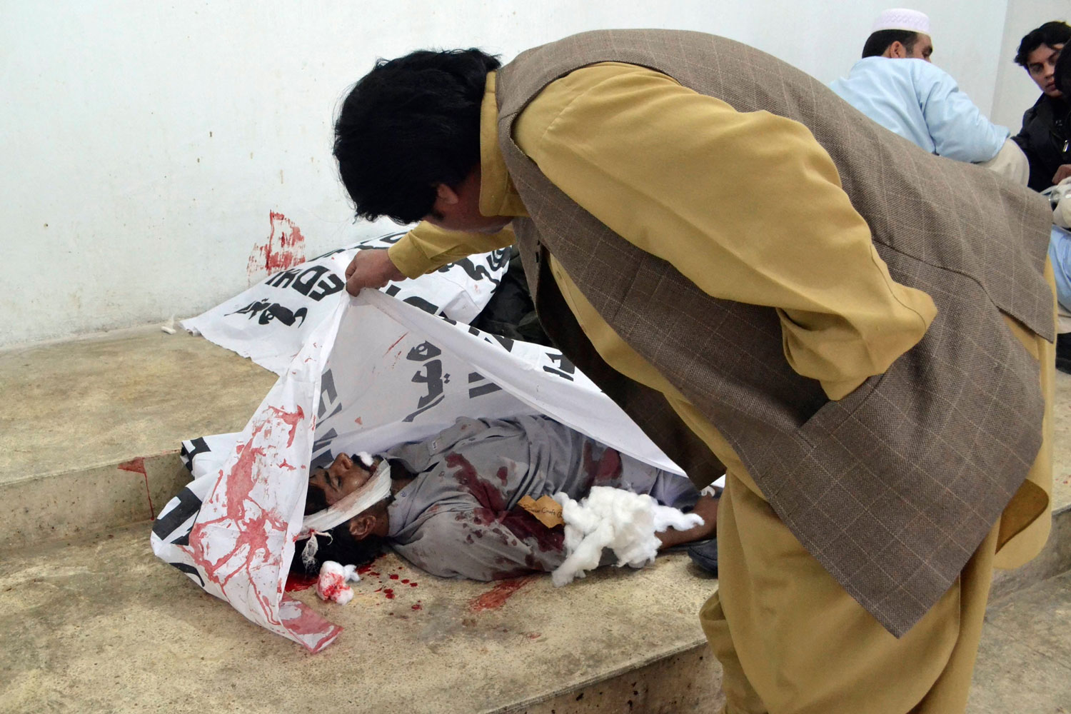 Cinco muertos y más de 20 heridos tras detonar una bomba en un mercado en Quetta