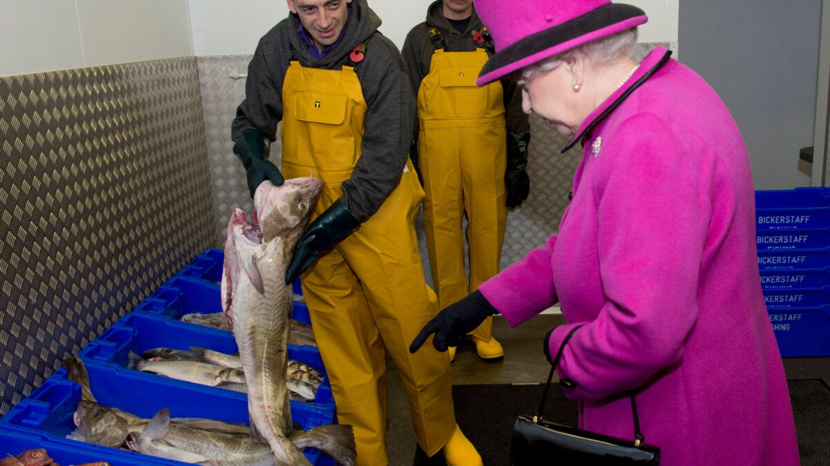 La Reina Isabel II visita una pescadería en Sussex