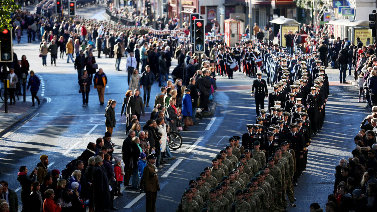 Ciudadanos y miembros de las fuerzas armadas británicas celebran el Remembrance Day en Bristol