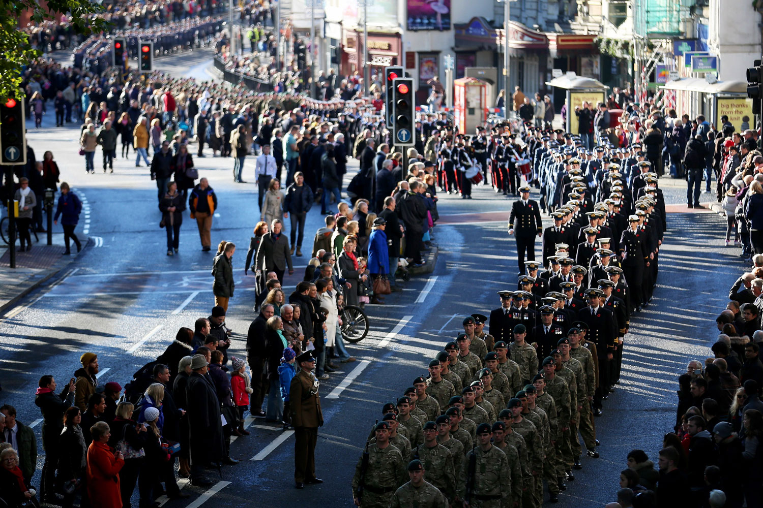 Ciudadanos y miembros de las fuerzas armadas británicas celebran el Remembrance Day en Bristol