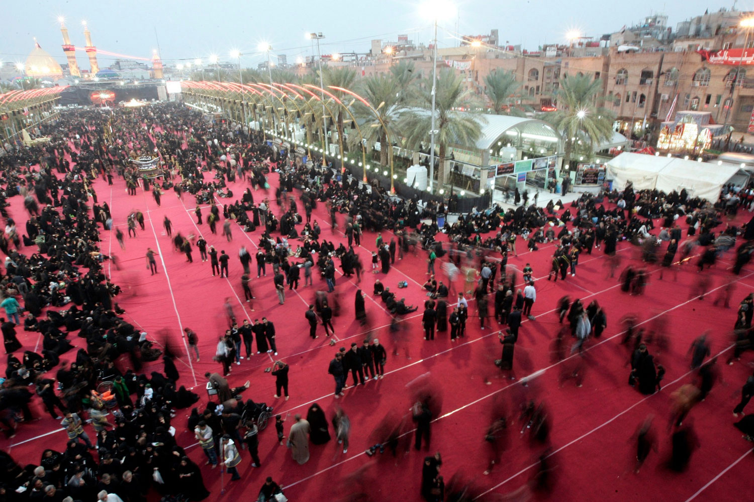Peregrinos chiítas celebran la Ashura para recordar la muerte de Imán Hussein