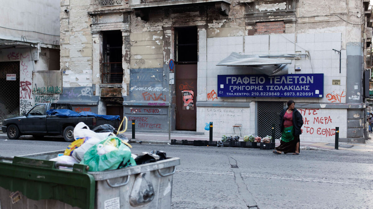 Una mujer vende fruta en una calle del céntrico barrio Agios Panteleimonas.