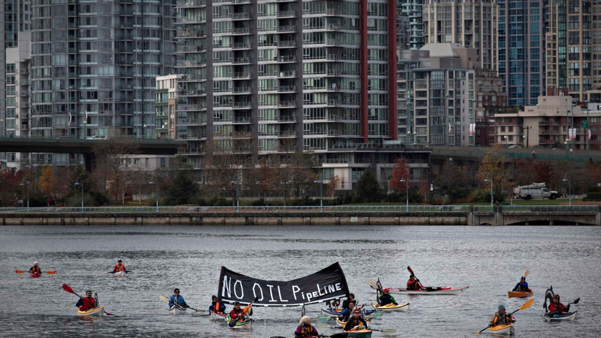 Miles de personas protestan en Vancouver contra el oleoducto Northern Gateway