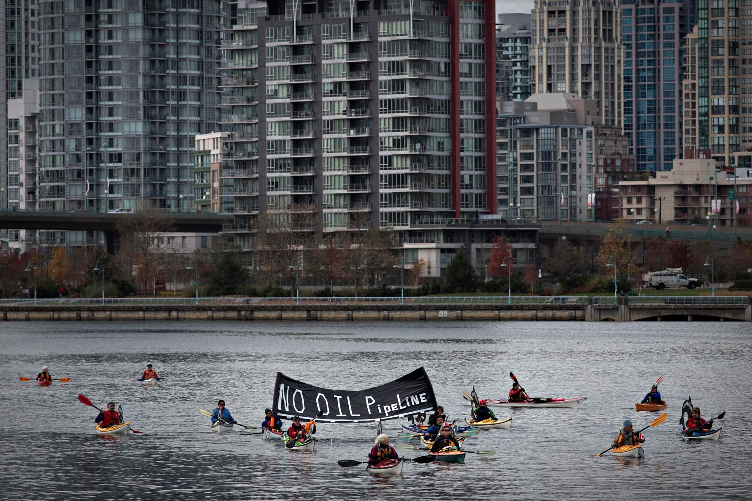Miles de personas protestan en Vancouver contra el oleoducto Northern Gateway