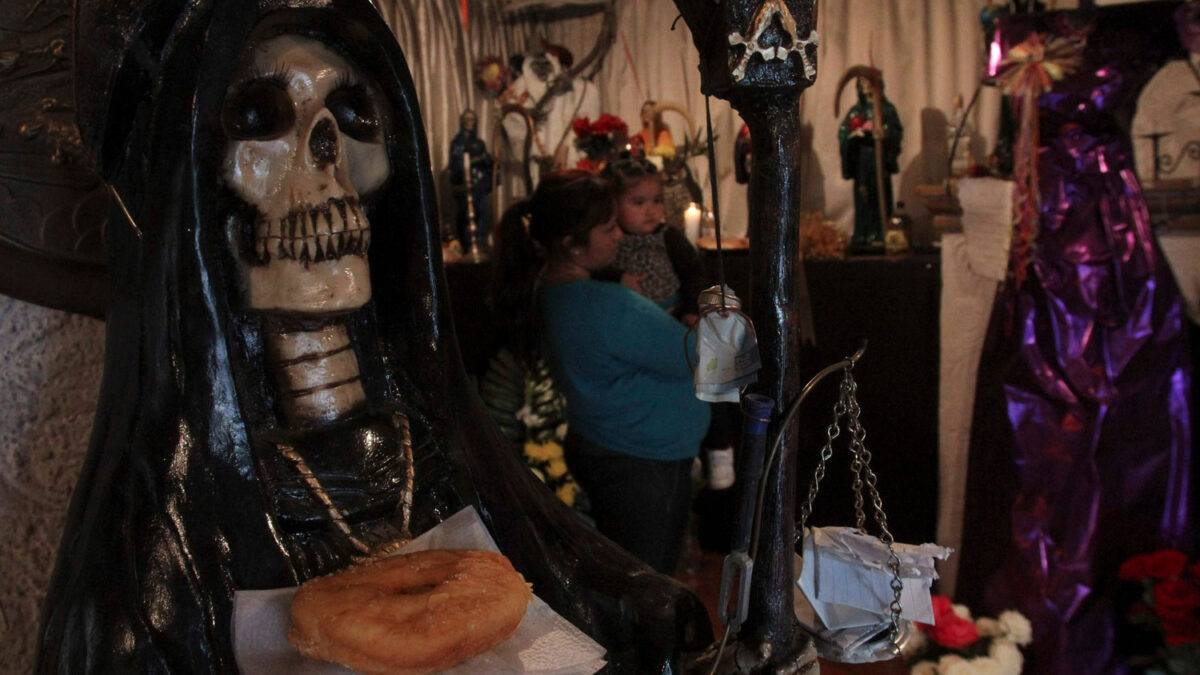 La Santa Muerte es venerada por los mexicanos que le piden amor, dinero, suerte y protección