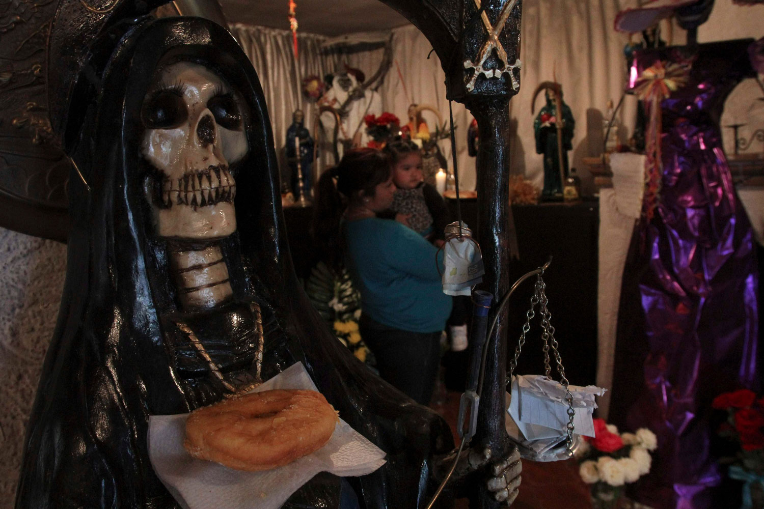 La Santa Muerte es venerada por los mexicanos que le piden amor, dinero, suerte y protección
