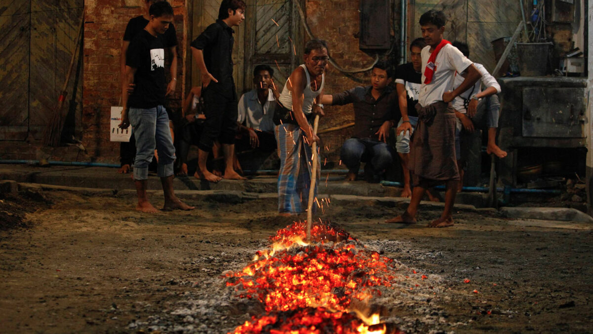 Caminar sobre brasas es otra de las tradiciones previas a la Ashura