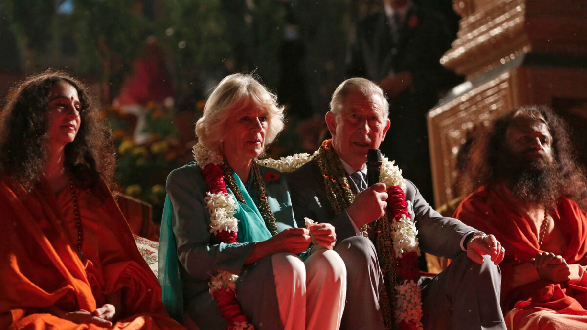 El príncipe Carlos de Inglaterra y su esposa asisten a la ceremonia mística Aarti en la India