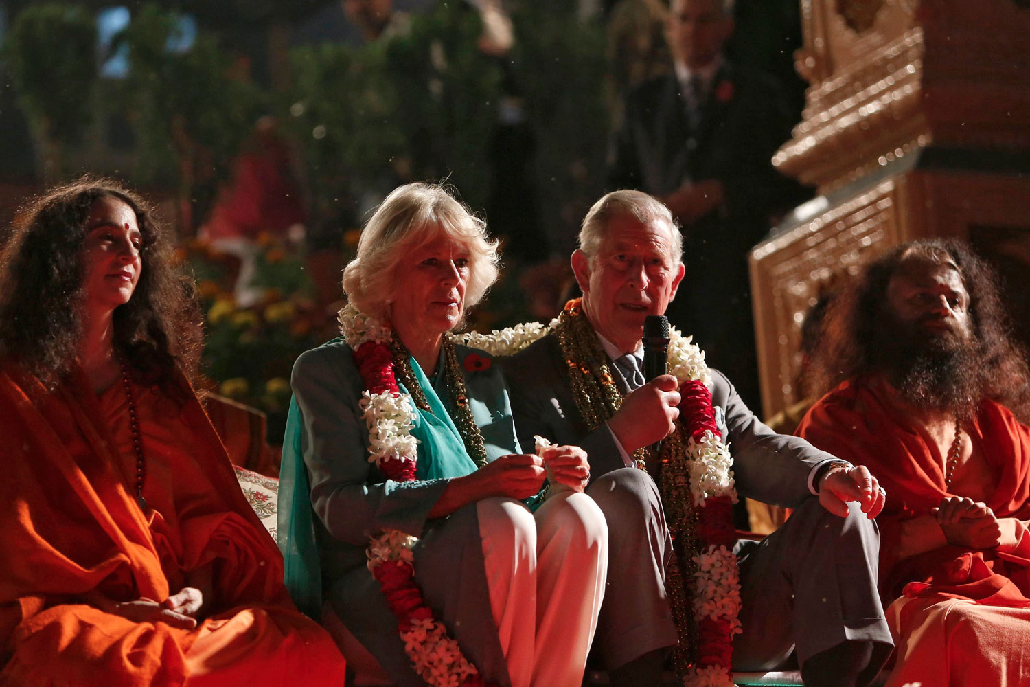 El príncipe Carlos de Inglaterra y su esposa asisten a la ceremonia mística Aarti en la India