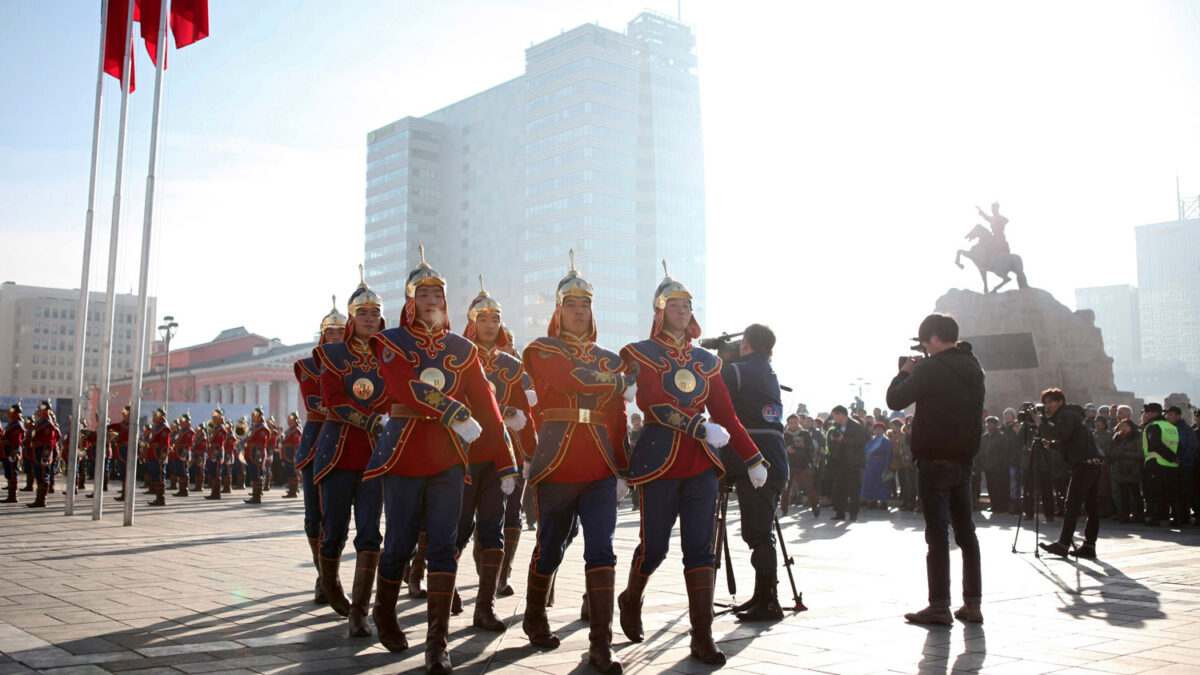 Mongolia celebra frente a la estatua de Gengis Kan los actos de su día grande