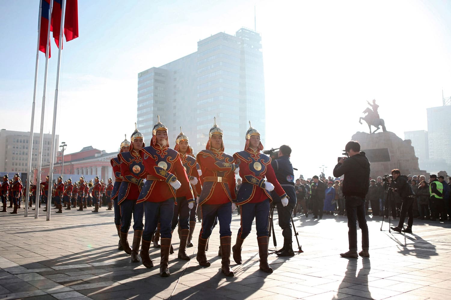 Mongolia celebra frente a la estatua de Gengis Kan los actos de su día grande