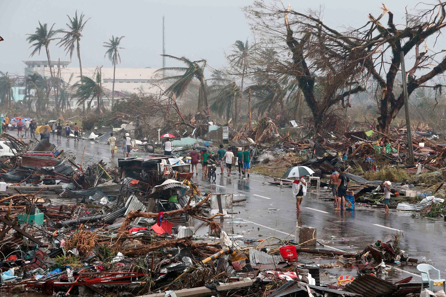 El supertifón reduce a escombros el 80% de la ciudad de Tacloban