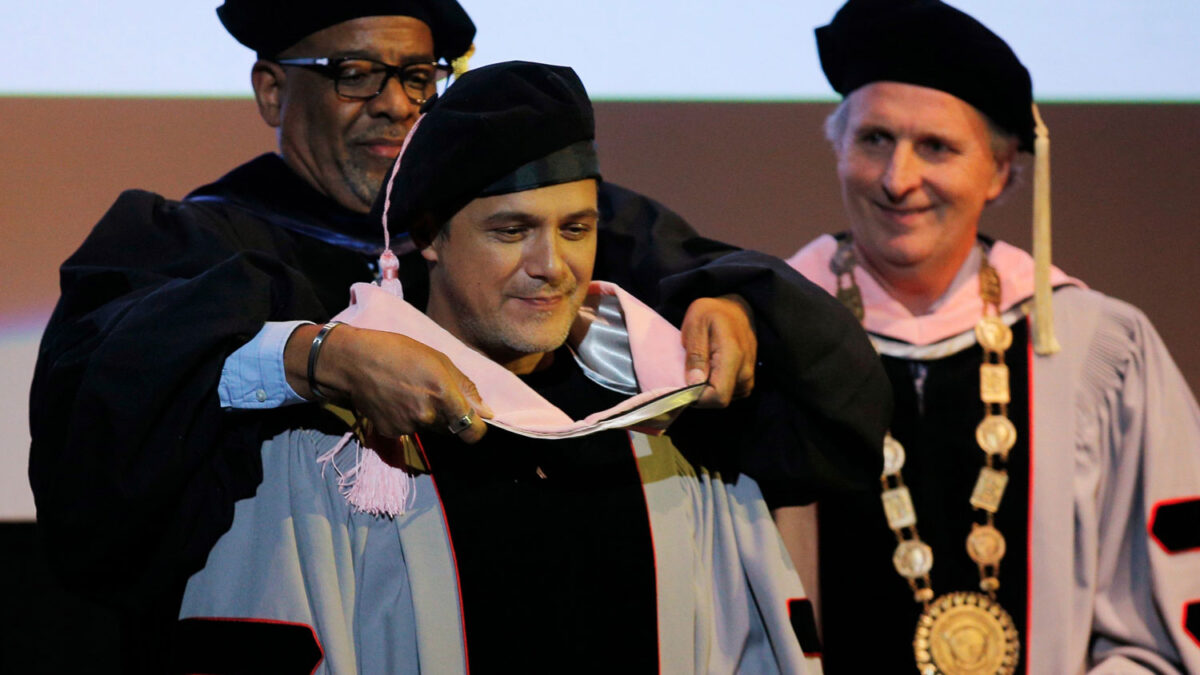 Alejandro Sanz recibe el honoris causa por la Universidad de Berklee
