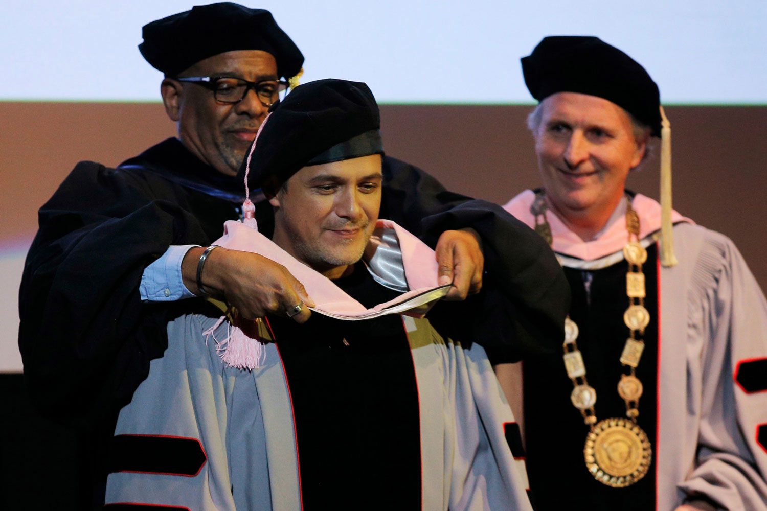 Alejandro Sanz recibe el honoris causa por la Universidad de Berklee