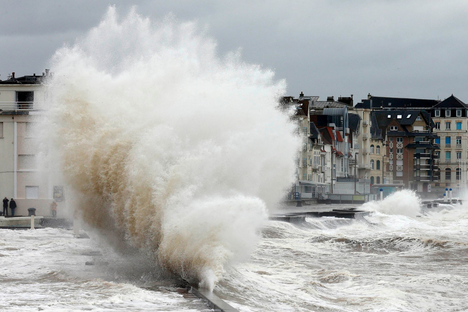 Un nuevo temporal azota la costa norte de Francia