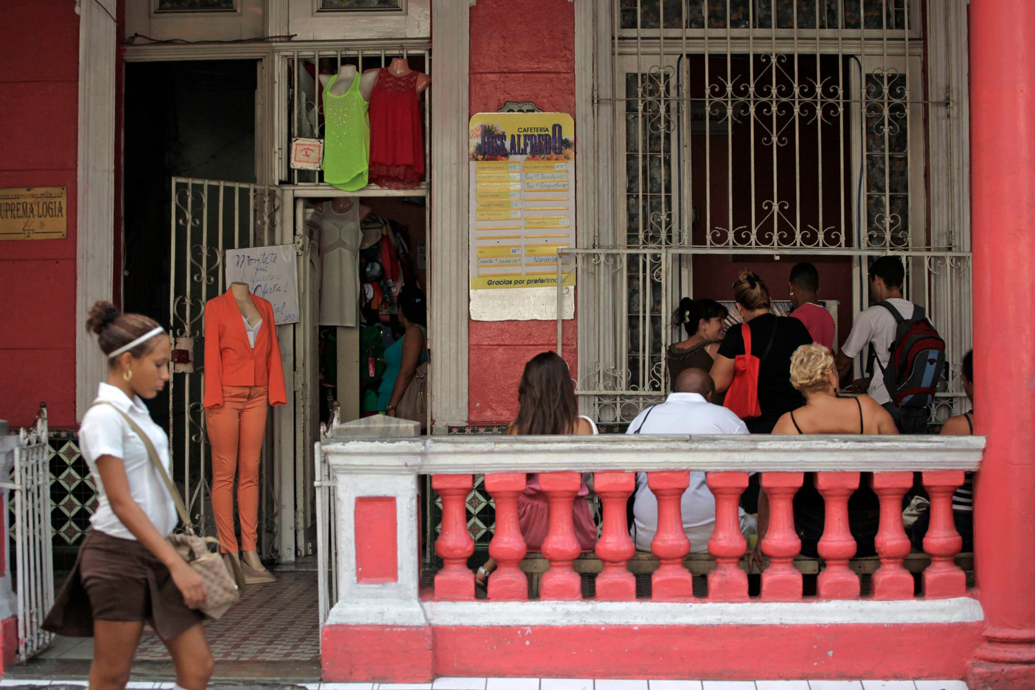 Cuba suspende casi todos sus servicios consulares en Estados Unidos