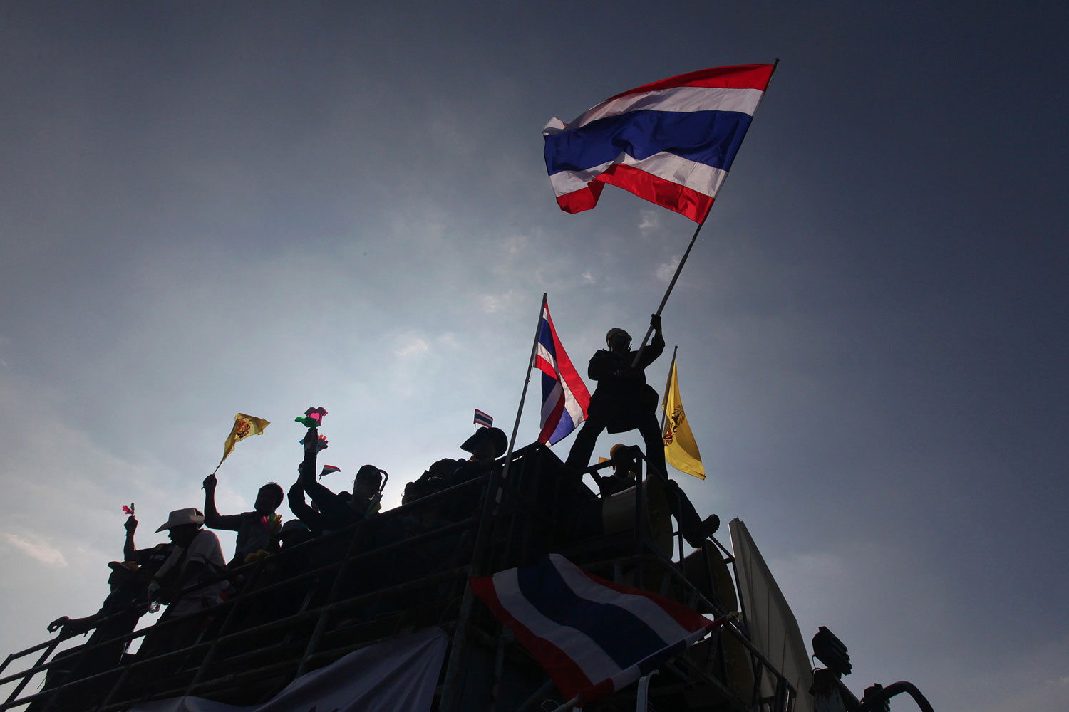 Miles de tailandeses se manifiestan contra la ley de amnistía que liberaría a Shinawatra