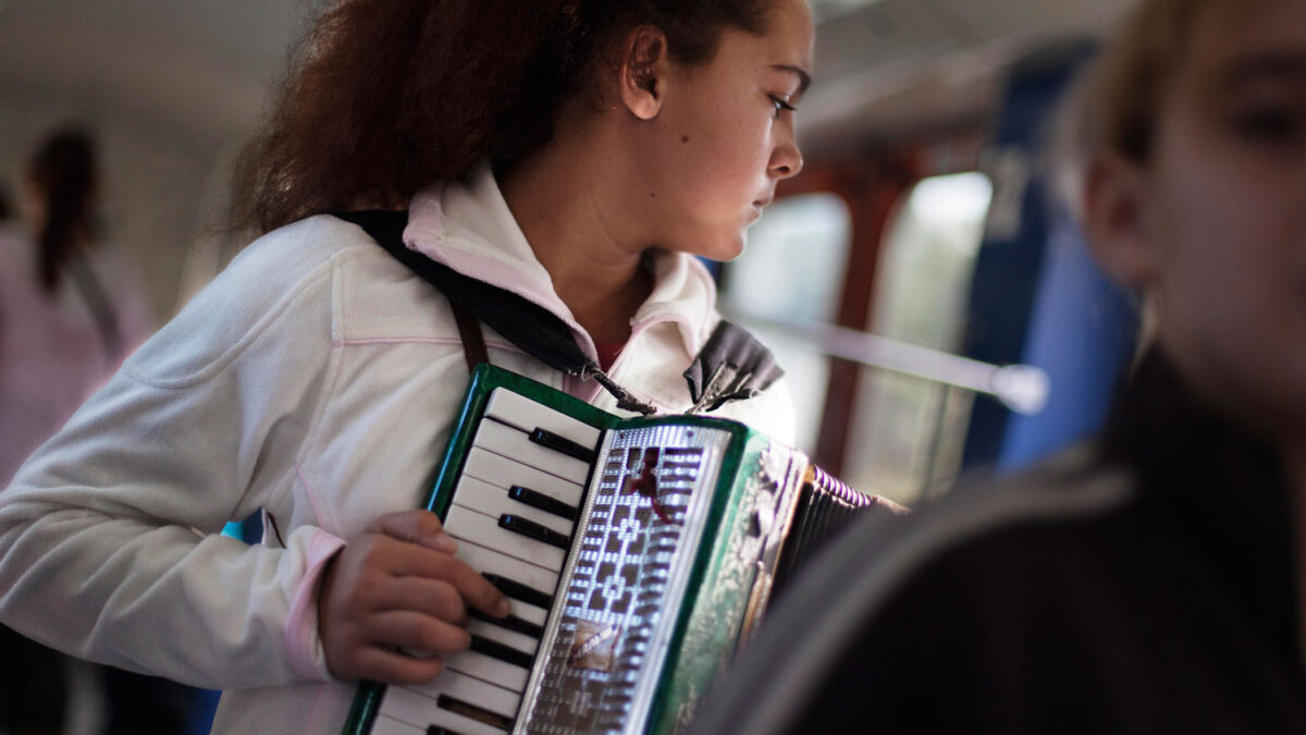 Una niña pide limosna en el metro que lleva al Pireo.