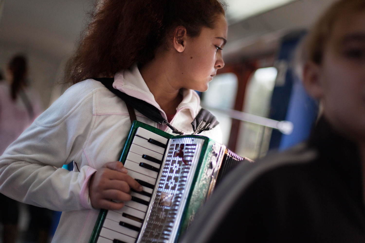 Una niña pide limosna en el metro que lleva al Pireo.