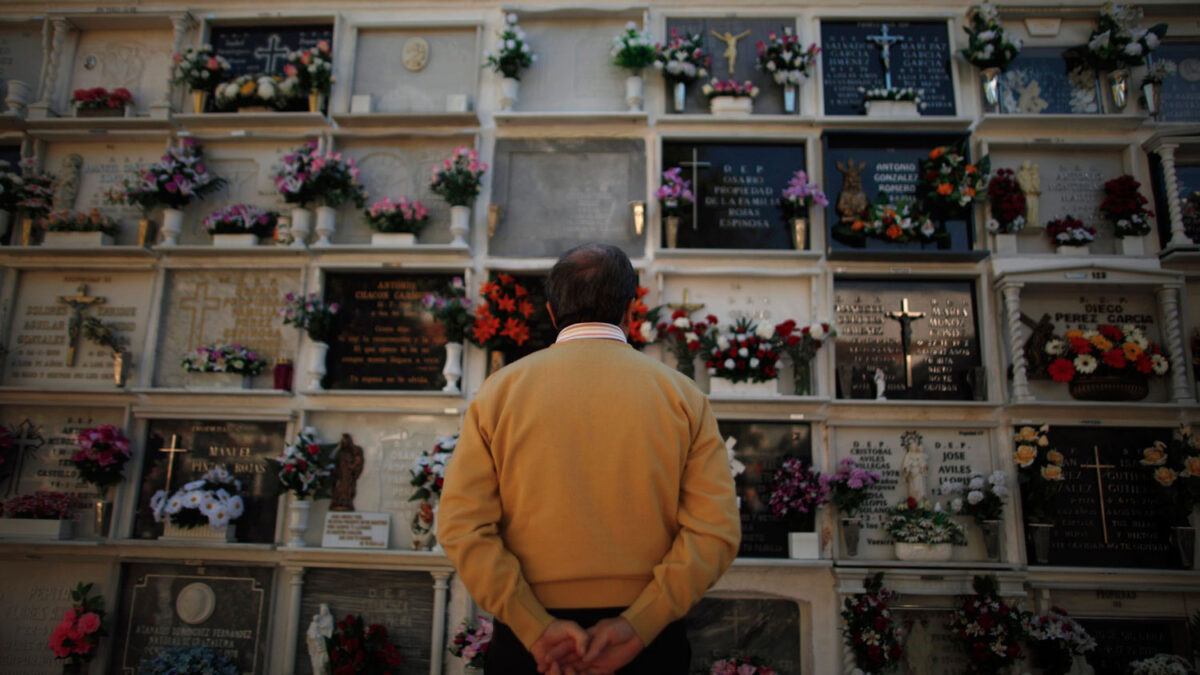 Flores y oraciones en los cementerios de España en el día de Todos los Santos