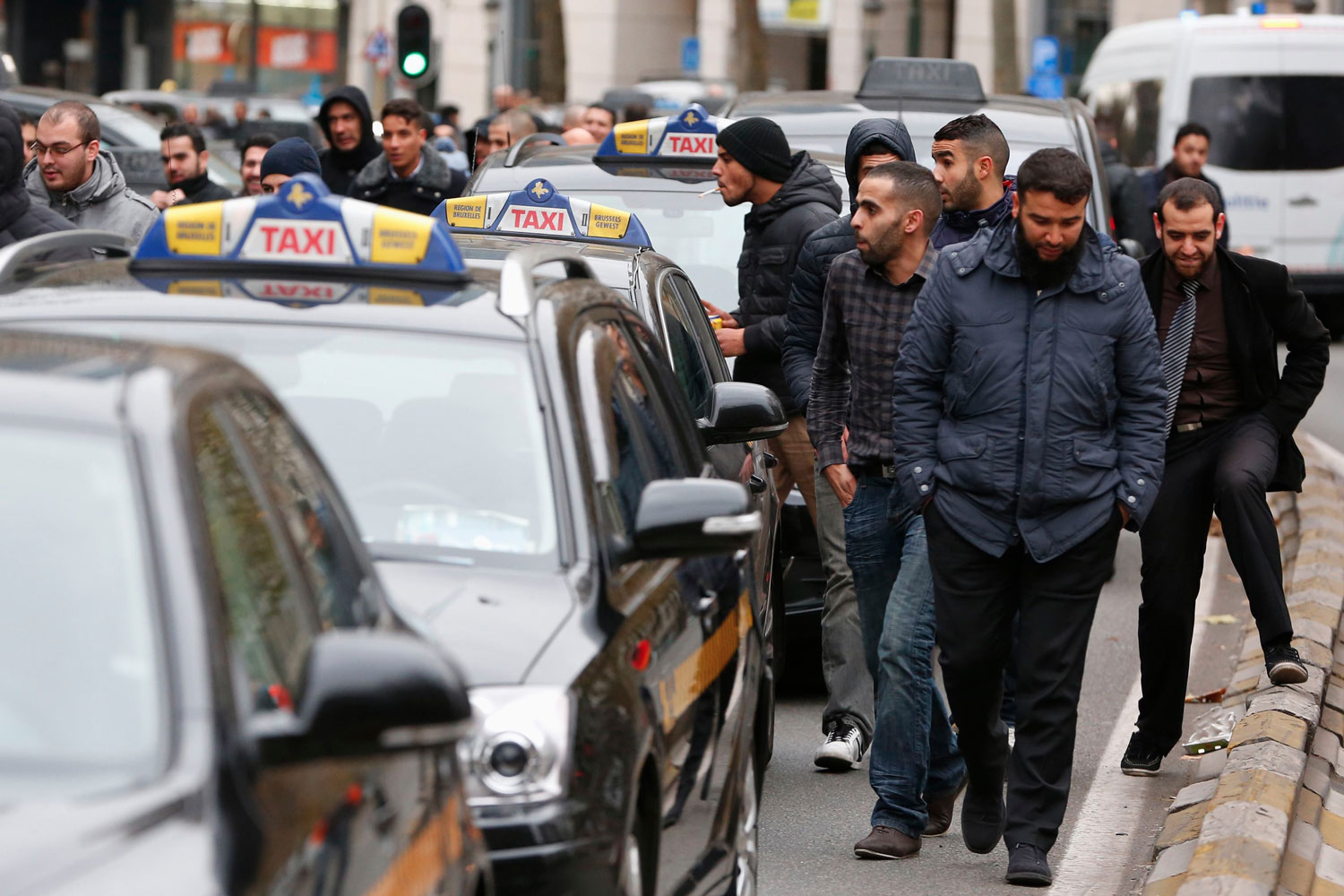 Alrededor de 500 taxistas bloquean el centro de Bruselas