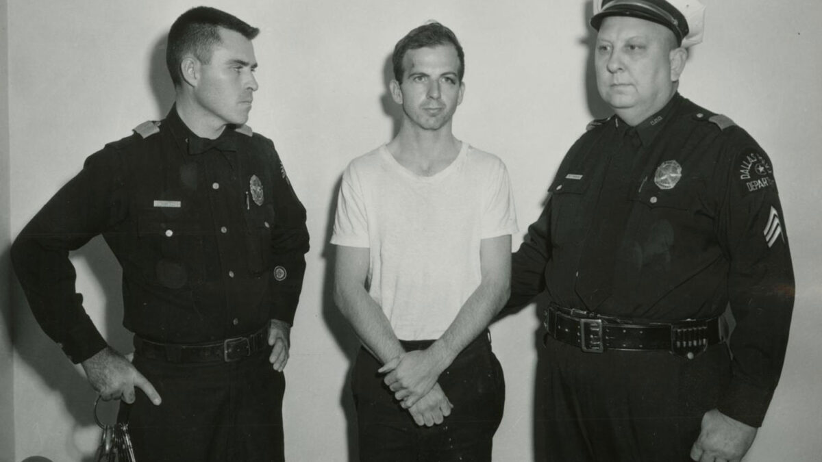 Lee Harvey Oswald fue detenido 80 minutos despúes como el autor del asesinato de John Kennedy