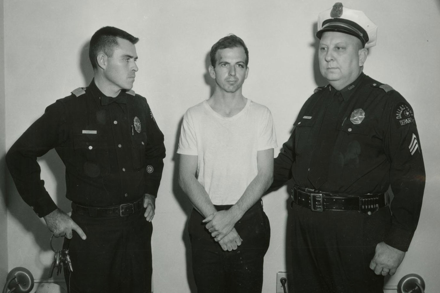 Lee Harvey Oswald fue detenido 80 minutos despúes como el autor del asesinato de John Kennedy