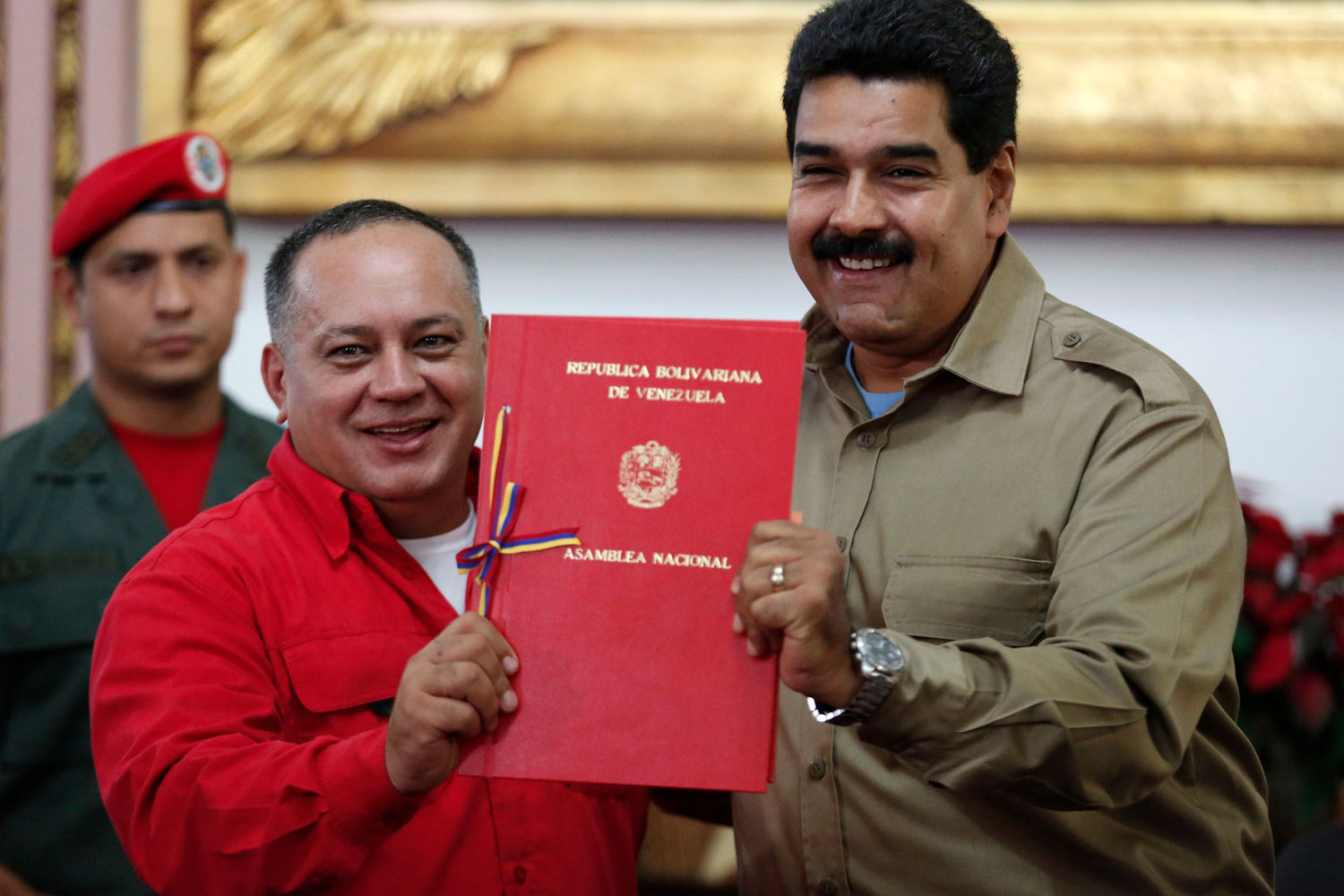 Nicolás Maduro logra sus superpoderes y gobernará a golpe de decreto durante un año
