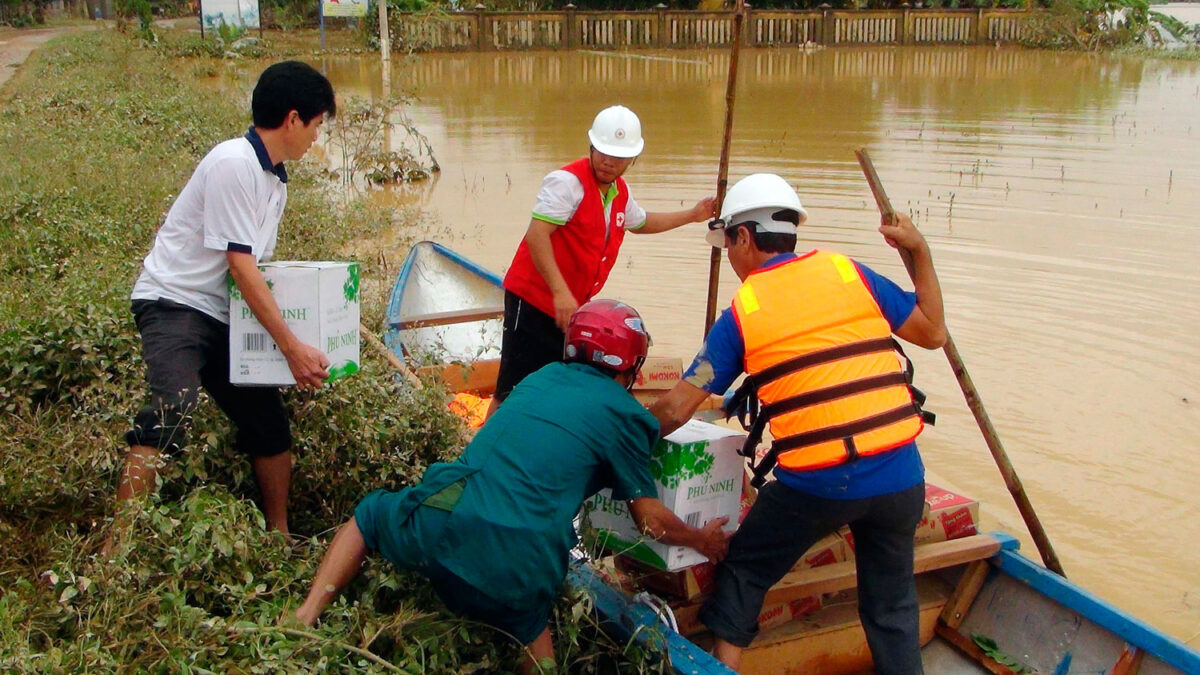 31 muertos y 100.000 casas sumergidas bajo el agua en Vietnam