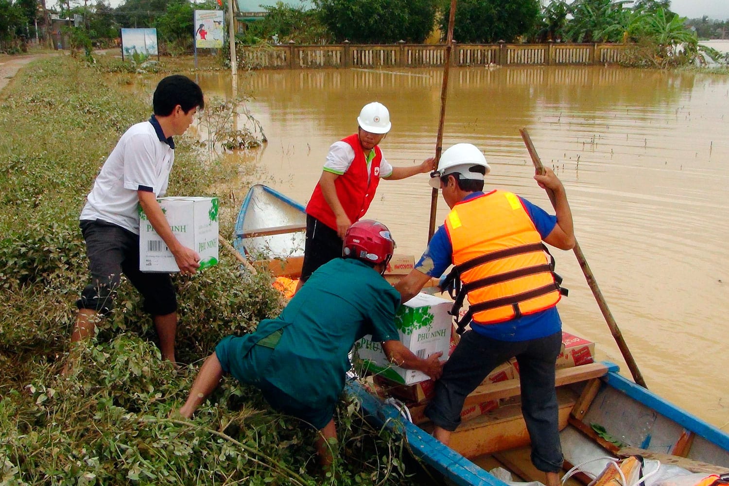 31 muertos y 100.000 casas sumergidas bajo el agua en Vietnam