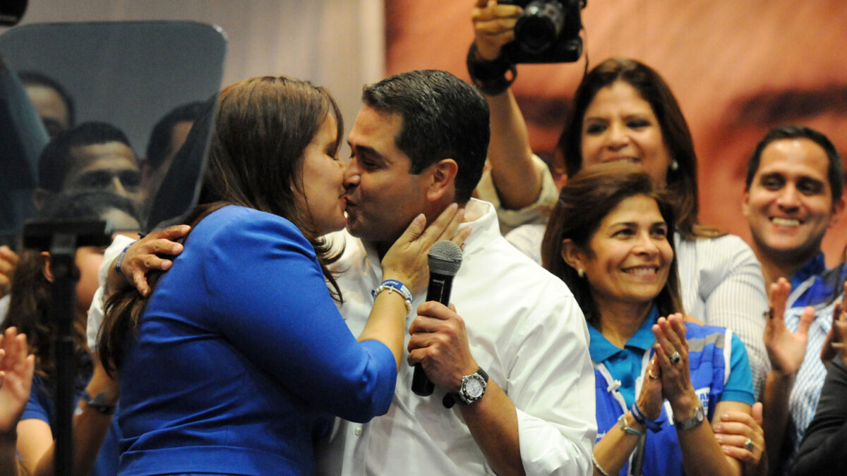 El candidato oficialista, Juan Orlando Hernández, se proclama ganador de las elecciones en Honduras.