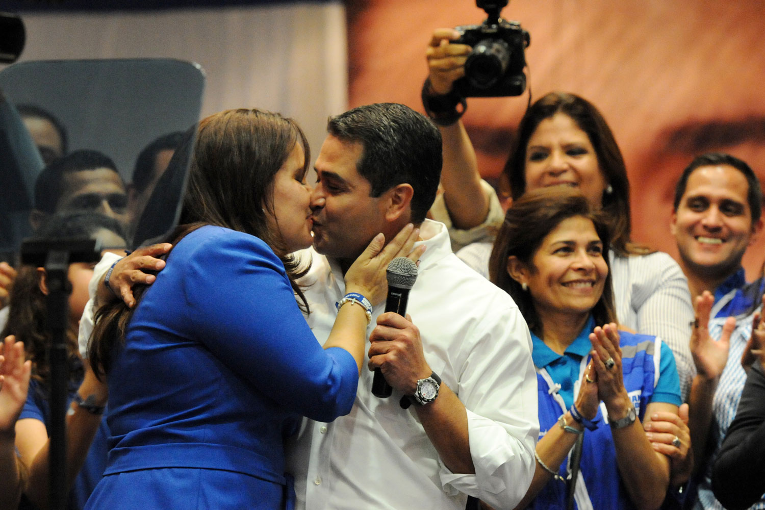 El candidato oficialista, Juan Orlando Hernández, se proclama ganador de las elecciones en Honduras.