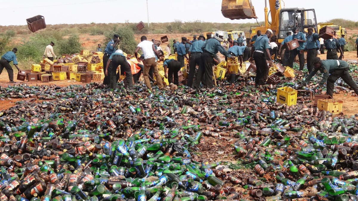 La policía que vigila el cumplimiento de la ley Islámica destruye 240.000 botellas de cerveza.