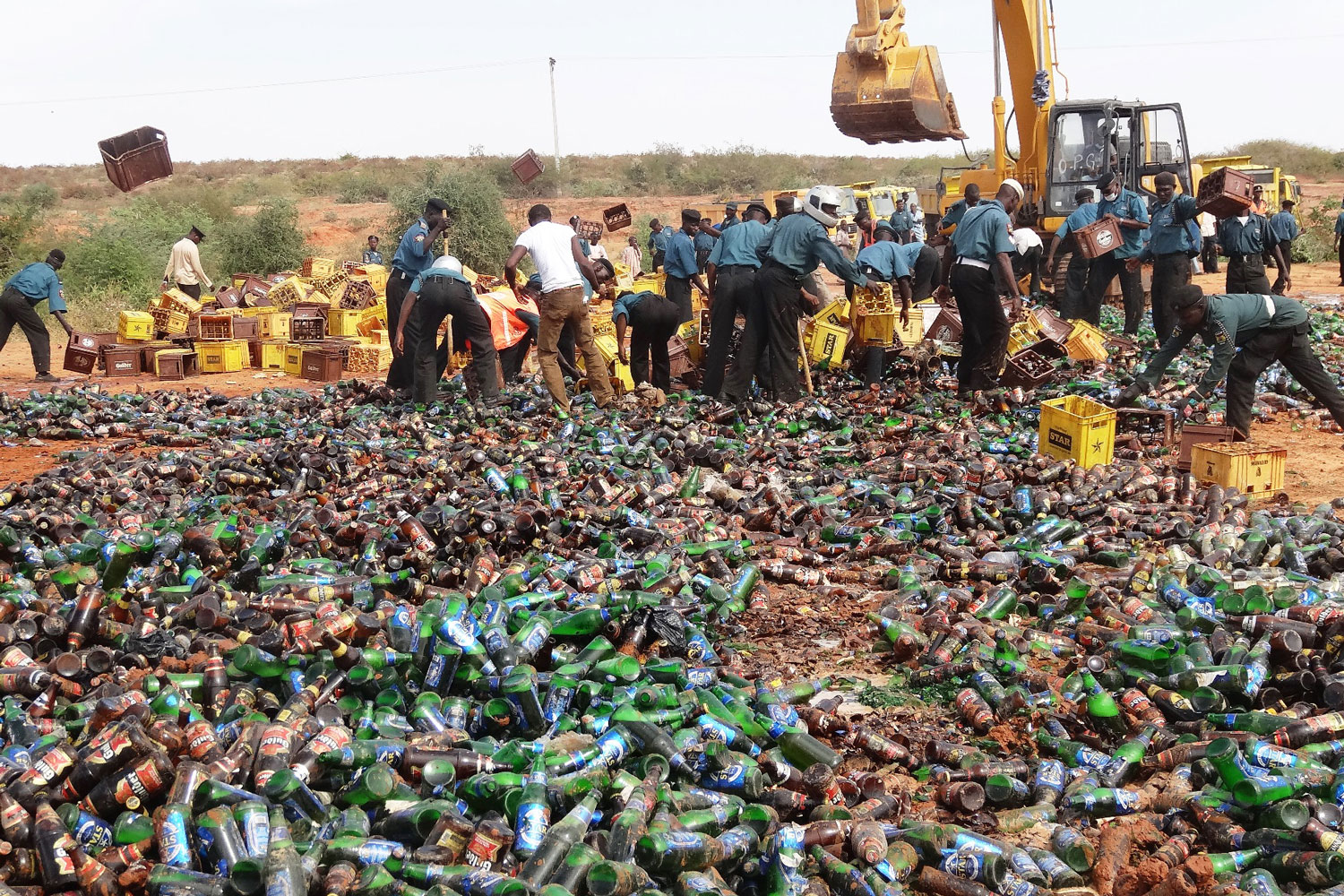 La policía que vigila el cumplimiento de la ley Islámica destruye 240.000 botellas de cerveza.