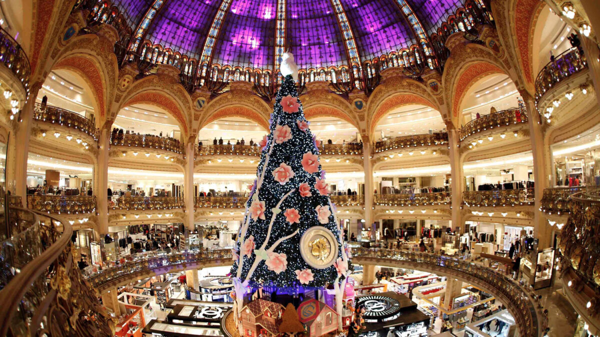 Un árbol gigante de Navidad se ha colocado en medio de las Galeries Lafayette en París