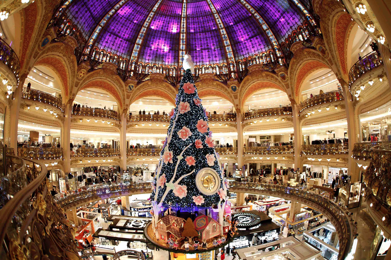 Un árbol gigante de Navidad se ha colocado en medio de las Galeries Lafayette en París
