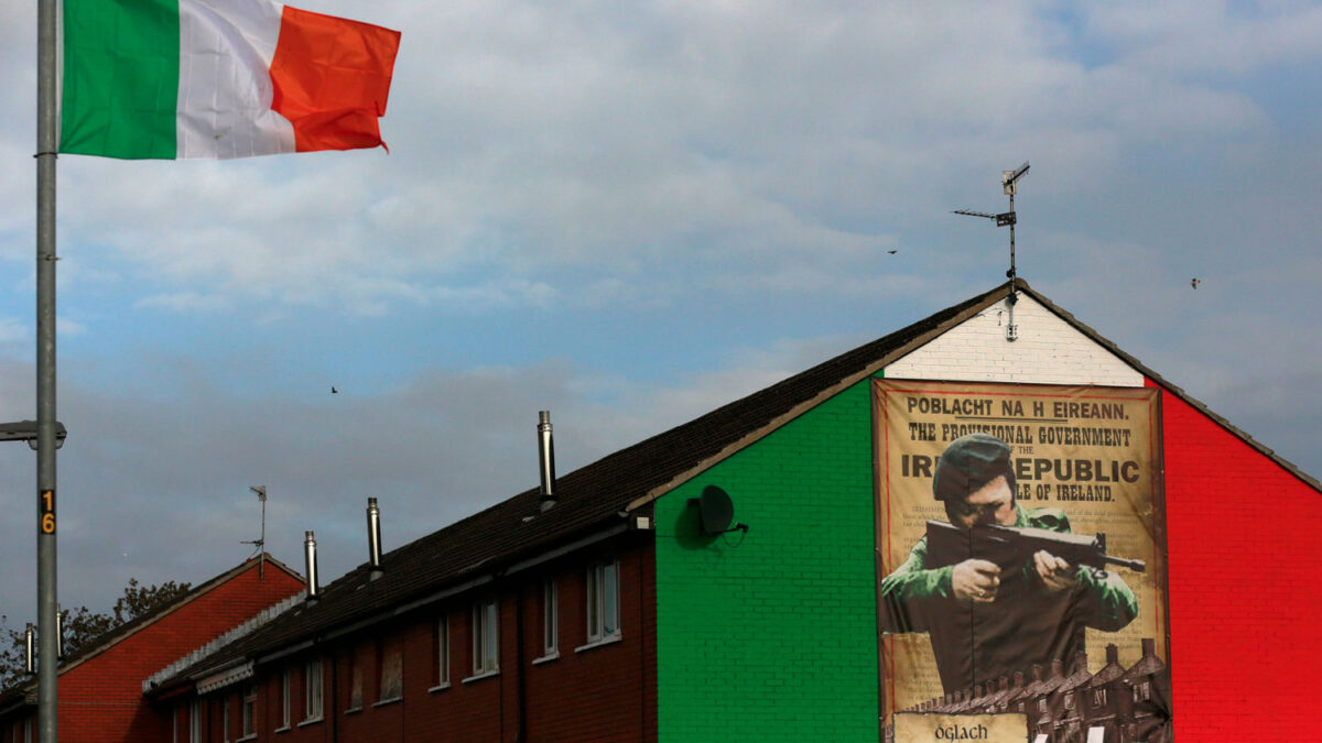 Un mural homenaje a un histórico pistolero del IRA levanta polémica en Belfast